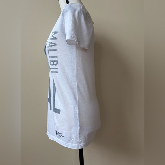 Hollister White and Gray Graphic V-Neck Tee - Picture 4 of 10